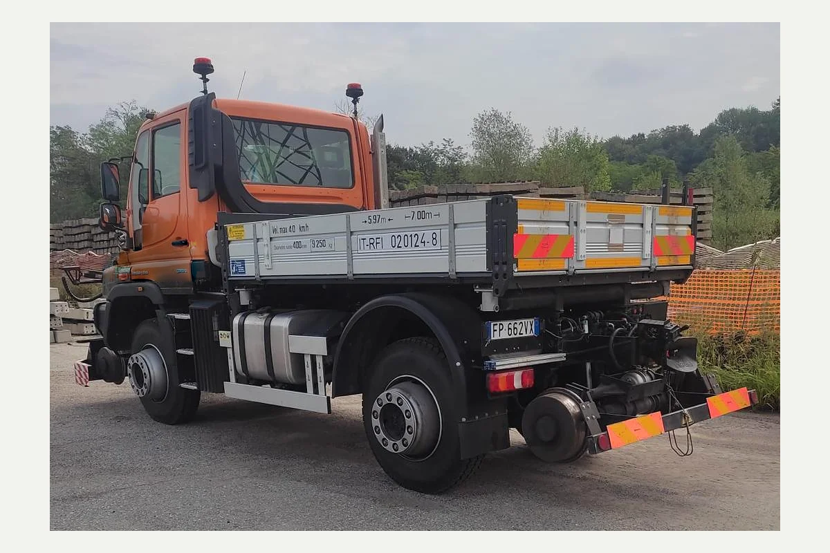Unimog U423 · MEZZO D'OPERA POLIFUNZIONALE - CON CASSONE RIBALTABILE · STRADA-ROTAIA — Vista del mezzo — CAB Noleggio Mezzi Speciali
