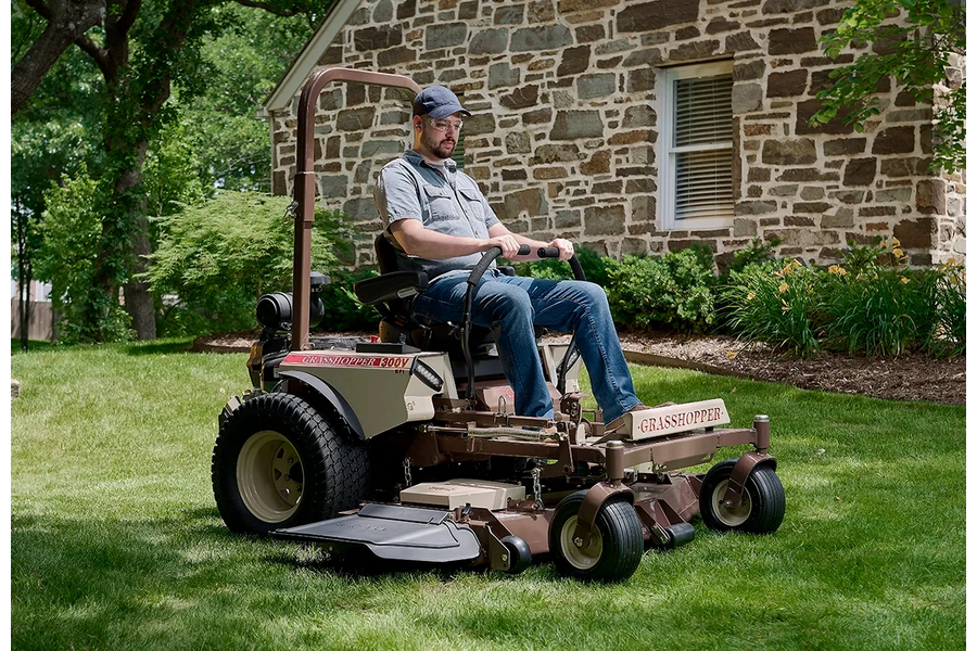 Grasshopper · 325D · tosaerba raggio 0 · larghezza del piatto di 155 cm Trattorini agricoli a noleggio — CAB Noleggio Mezzi Speciali
